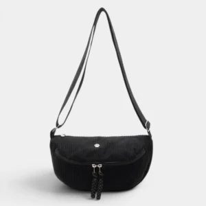 Sac banane en velours côtelé noir de face, présenté suspendu par sa sangle réglable