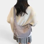 Sac Banane XXL Femme Velours Côtelé Sac banane XXL en velours côtelé gris porté en bandoulière par une femme, vue de dos au style coréen