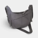 Sac Banane XXL Femme Velours Côtelé Sac banane en velours côtelé gris posé de trois quarts, avec sangle réglable et tirettes tressées