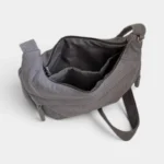 Sac Banane XXL Femme Velours Côtelé Sac banane XXL en velours côtelé gris, vu de dessus avec la poche principale ouverte révélant l'intérieur