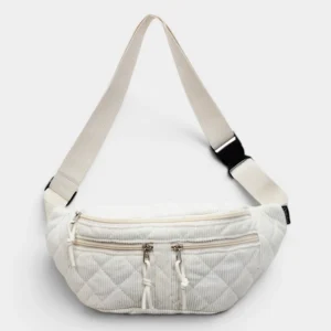 Grand sac banane en velours côtelé matelassé blanc cassé, posé de face avec une sangle à clip plastique