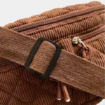 Grand Sac Banane Femme Velours Côtelé Matelassé Sac banane en velours côtelé camel, gros plan vue arrière avec boucle rectangulaire noire sur la sangle