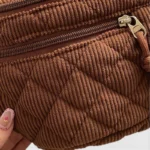 Grand Sac Banane Femme Velours Côtelé Matelassé Gros plan sur le sac banane en velours côtelé matelassé marron, avec fermeture éclair dorée