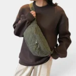 Grand Sac Banane Femme Velours Côtelé Matelassé Sac banane en velours côtelé matelassé vert kaki porté en bandoulière croisée par une femme au style casual-chic