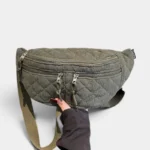 Grand Sac Banane Femme Velours Côtelé Matelassé Grand sac banane en velours côtelé matelassé vert kaki, présenté de face avec une sangle réglable