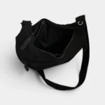 Sac Banane XXL Femme Velours Côtelé Sac banane en velours côtelé noir vu de dessus, poche principale ouverte révélant une poche zippée intérieure