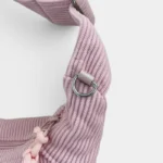 Sac Banane XXL Femme Velours Côtelé Sac banane en velours côtelé rose poudré, gros plan sur l'anneau métallique argenté de fixation de la sangle
