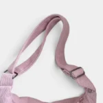 Sac Banane XXL Femme Velours Côtelé Sac banane en velours côtelé rose poudré, gros plan sur la bandoulière réglable avec anneau métallique argenté