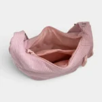 Sac Banane XXL Femme Velours Côtelé Sac banane XXL en velours côtelé rose poudré, vue de dessus avec la poche principale ouverte révélant une poche zippée intérieure