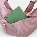 Sac Banane XXL Femme Velours Côtelé Sac banane en velours côtelé rose poudré, gros plan sur la poche principale ouverte avec une tablette en vert sauge
