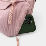 Sac Banane XXL Femme Velours Côtelé Sac banane en velours côtelé rose poudré, gros plan sur la poche zippée ouverte avec un smartphone vert