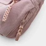 Sac Banane XXL Femme Velours Côtelé Sac banane en velours côtelé rose poudré, gros plan sur la tirette et la fermeture éclair de côté