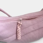 Sac Banane XXL Femme Velours Côtelé Sac banane en velours côtelé rose poudre, gros plan sur la fermeture éclair avec tirette tressée