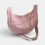 Sac Banane XXL Femme Velours Côtelé Sac banane XXL en velours côtelé rose poudré, posé de trois quarts avec une tirette à tresse rose