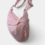 Sac Banane XXL Femme Velours Côtelé Sac banane en velours côtelé rose poudré, vue de face posé sur fond neutre, avec fermeture zippée et poignée tressée assortie