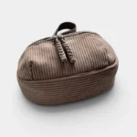 Grand Sac Banane Femme Velours Côtelé Demi-Lune Sac banane en velours côtelé taupe demi-lune, vu de dessus avec fermeture zippée centrale