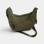 Sac Banane XXL Femme Velours Côtelé Sac banane XXL en velours côtelé vert kaki, posé de profil avec sa sangle réglable