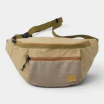Grand Sac Banane XXL Streetwear Grand sac banane XXL streetwear en nylon beige posé de face, avec fermeture éclair orange contrastante
