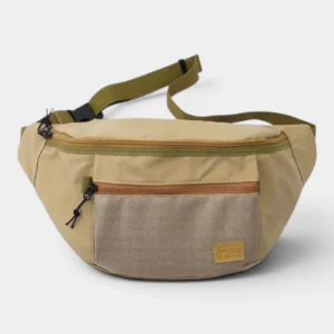 Grand sac banane XXL streetwear en nylon beige posé de face, avec fermeture éclair orange contrastante