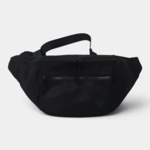 Grand sac banane XXL en nylon noir mat au style streetwear, posé de face avec sangle réglable