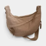 Sac Banane XXL Femme Velours Côtelé Sac banane XXL en velours côtelé beige, posé à plat et vu de dessus avec une sangle réglable
