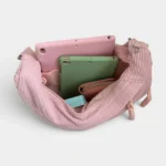 Sac Banane XXL Femme Velours Côtelé Sac banane XXL en velours côtelé rose poudre, poche principale ouverte révélant deux tablettes et un portefeuille zippé