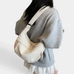 Sac Banane XXL Femme Velours Côtelé Sac banane XXL en velours côtelé beige porté en bandoulière par une femme, vue de dos au style casual chic