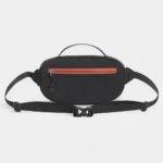 Sac Banane Bicolore Randonnée Nylon Léger Dos d'un sac banane bicolore noir et orange, poche arrière et sangle fermée par une boucle clip.