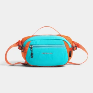 Sac banane bicolore en nylon turquoise et orange, vu de face, poignée sur le dessus et sangle réglable.