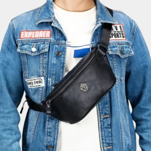 Sac banane en cuir noir porté en bandoulière sur la poitrine par un homme vu de face