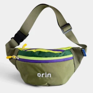 Sac banane enfant en nylon vert kaki à bande anis et liseré violet, vu de trois-quarts.