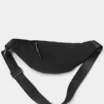 Sac Banane Nylon Satiné Léger Sac banane nylon satiné noir vu de l'arrière avec poche zippée dorsale et sangle étalée