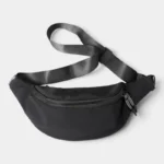 Sac Banane Nylon Satiné Léger Sac banane nylon satiné noir posé à plat vu de dessus avec sangle déployée et boucle clip assortie