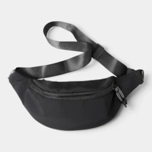 Sac banane nylon satiné noir posé à plat vu de dessus avec sangle déployée et boucle clip assortie