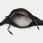 Sac Banane Nylon Satiné Léger Sac banane nylon satiné noir ouvert sur sa poche principale laissant voir la doublure claire