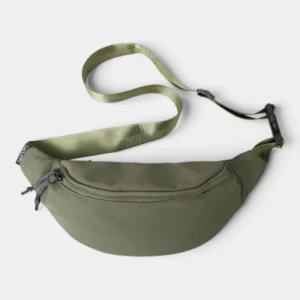Sac banane nylon satiné vert kaki posé à plat vu de dessus avec sangle assortie et boucle clip noire