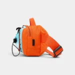 Sac banane porte-gourde orange vu de profil avec sa poignée de portage et sa sangle large