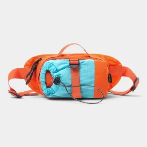 Sac banane porte-gourde orange en nylon ripstop bleu ciel posé de face avec sa sangle déployée