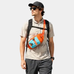 Sac banane porte-gourde orange porté en bandoulière sur le buste par un homme vu de face