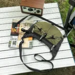 Sac Banane Randonnée Ultraléger Double Sangle Sac banane noir et kaki en nylon ripstop posé à plat vu de dessus avec ses deux sangles déployées