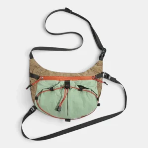 Sac banane de randonnée en nylon ripstop beige et vert posé à plat vu de face avec ses deux sangles déployées