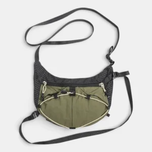 Sac banane de randonnée en nylon ripstop noir et kaki posé à plat vu de face avec ses deux sangles déployées