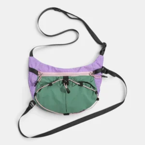 Sac banane de randonnée en nylon ripstop violet et vert posé à plat vu de face avec ses deux sangles déployées