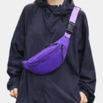 Sac Banane Nylon Satiné Léger Sac banane nylon satiné violet porté en bandoulière sur la poitrine par une femme vue de face