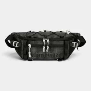 Sac banane en nylon ripstop noir à quadrillage blanc posé de face avec son cordon élastique croisé sur le dessus