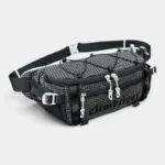 Grand Sac Banane Randonnée Dos Rembourré Sac banane en nylon ripstop noir à quadrillage blanc posé de trois-quarts avec sa ceinture et son cordon élastique