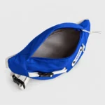Grand Sac Banane Techwear Bleu Roi Sac banane techwear en nylon ouvert vu de dessus sur son compartiment principal à doublure grise