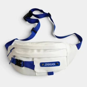 Sac banane techwear en nylon blanc posé à plat de face avec poche à rabat et boucle clip noire