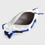 Sac banane techwear en nylon blanc ouvert vu de dessus sur son compartiment principal à doublure grise