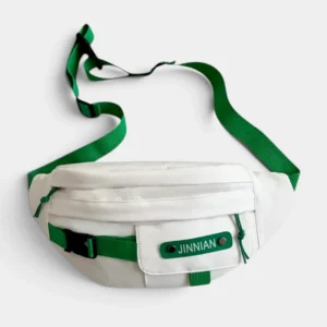 Sac banane techwear en nylon blanc posé à plat de face avec poche à rabat et boucle clip noire